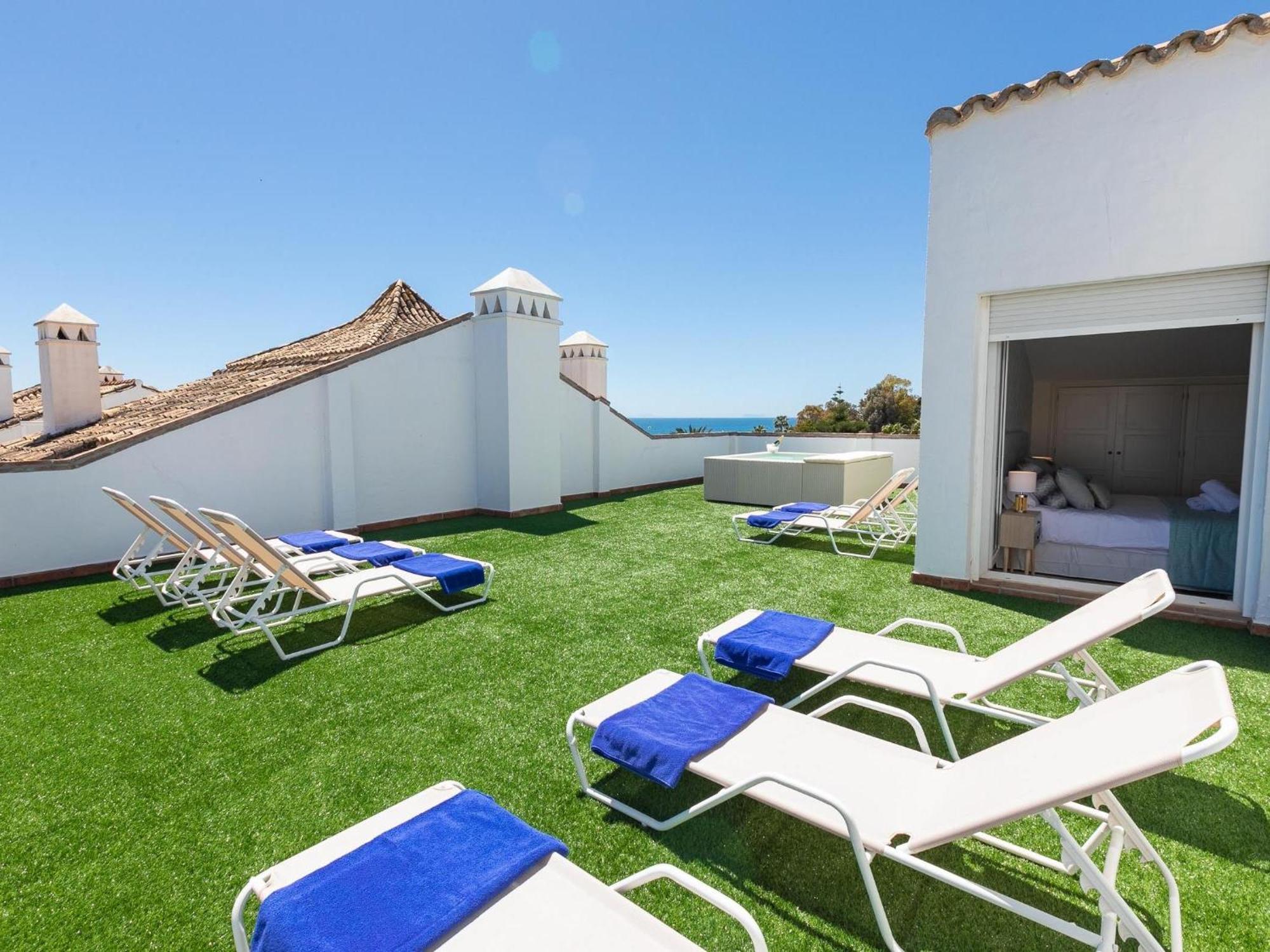 Vacation I Canas Beachfront Haven, Sea View, Jacuzzi, Golden Mile, Duplex Penthouse, 24-7 Security Marbella