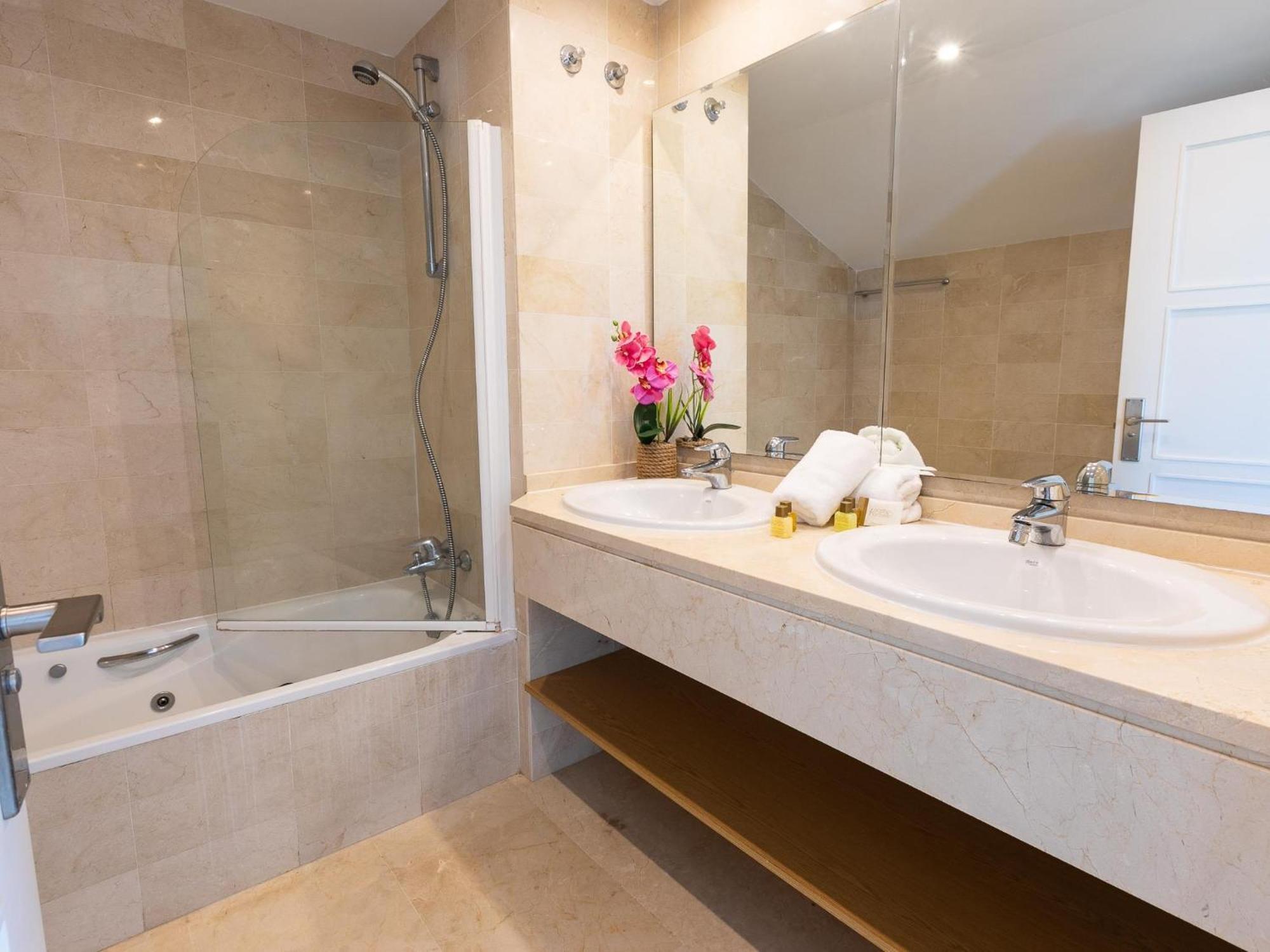 Vacation I Canas Beachfront Haven, Sea View, Jacuzzi, Golden Mile, Duplex Penthouse, 24-7 Security
