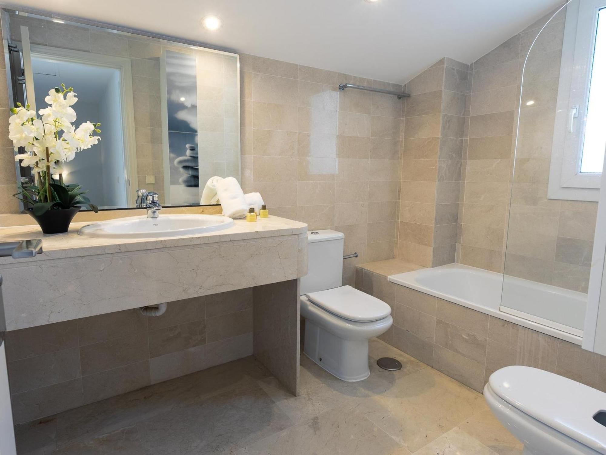 Vacation I Canas Beachfront Haven, Sea View, Jacuzzi, Golden Mile, Duplex Penthouse, 24-7 Security * Marbella