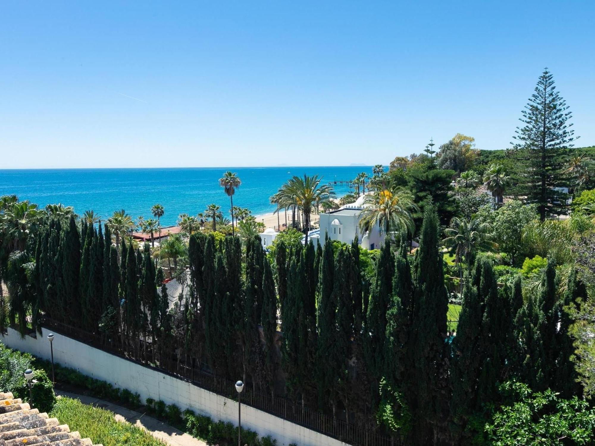 Vacation I Canas Beachfront Haven, Sea View, Jacuzzi, Golden Mile, Duplex Penthouse, 24-7 Security