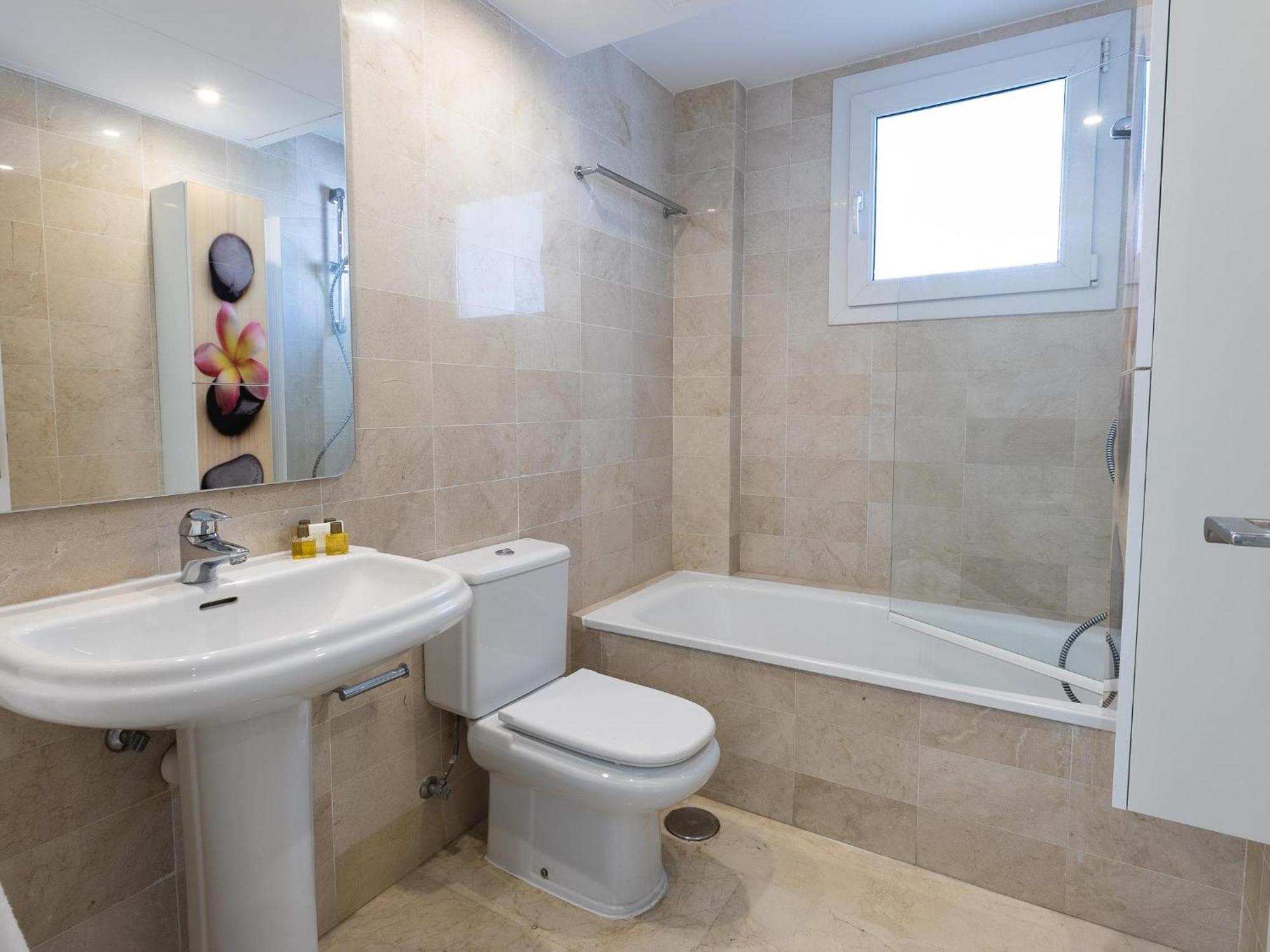 Vacation I Canas Beachfront Haven, Sea View, Jacuzzi, Golden Mile, Duplex Penthouse, 24-7 Security Marbella