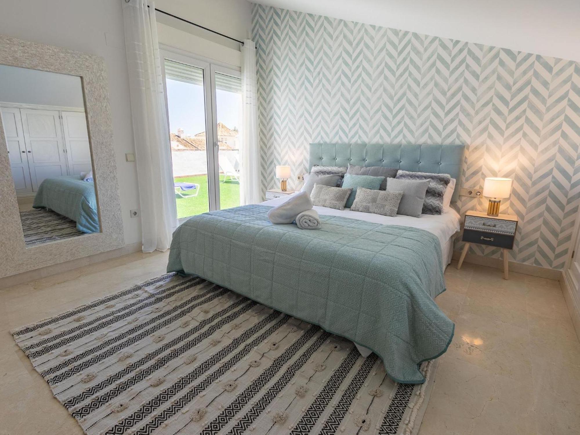 Vacation I Canas Beachfront Haven, Sea View, Jacuzzi, Golden Mile, Duplex Penthouse, 24-7 Security