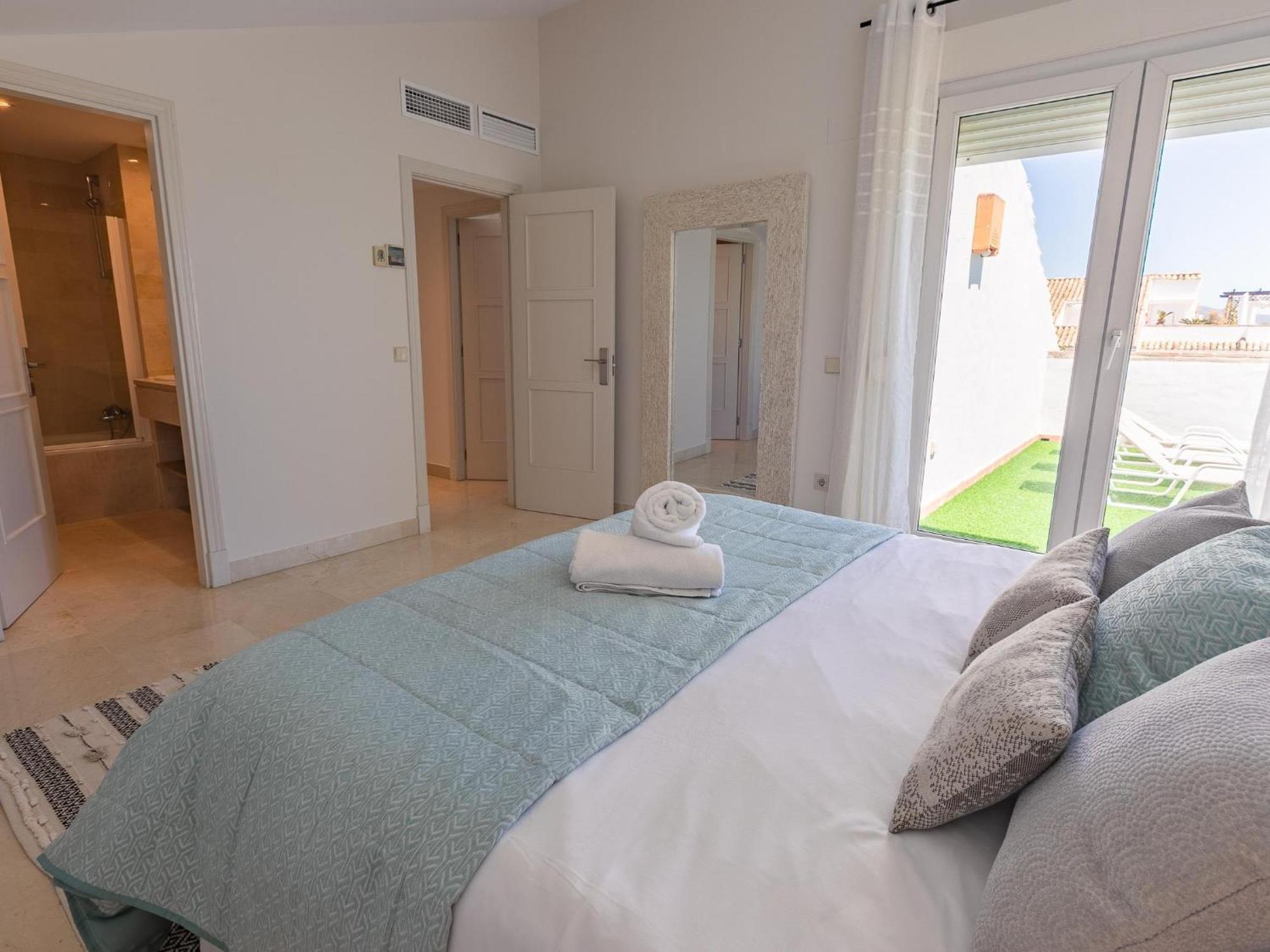 Apartment Vacation I Canas Beachfront Haven, Sea View, Jacuzzi, Golden Mile, Duplex Penthouse, 24-7 Security Marbella