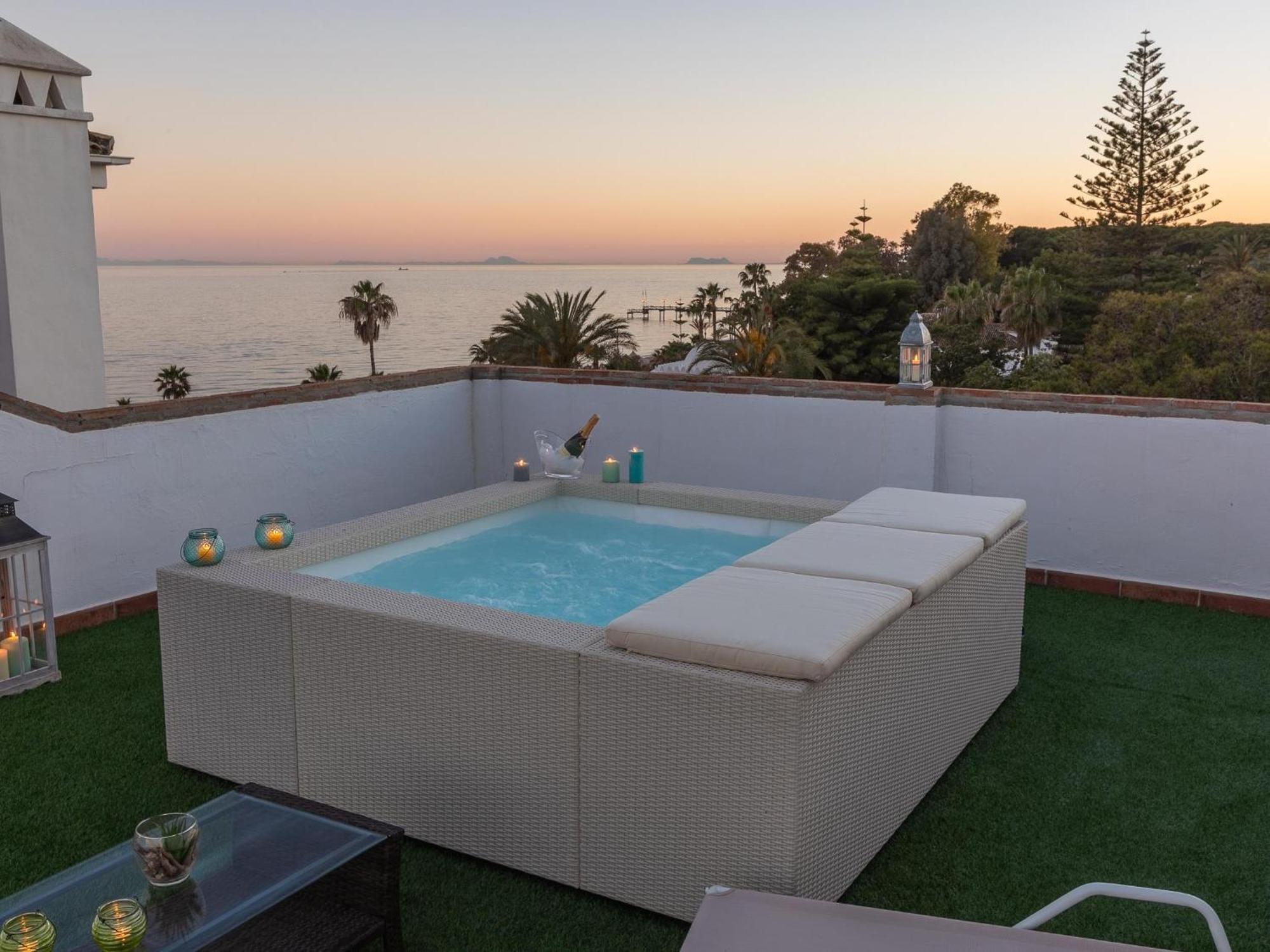 Vacation I Canas Beachfront Haven, Sea View, Jacuzzi, Golden Mile, Duplex Penthouse, 24-7 Security Marbella